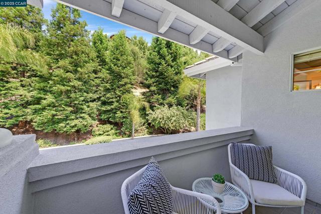 4253 Golden Oak Ct, Danville CA: https://media.crmls.org/mediaz/0d46d9b7-7578-420f-a8a5-e4fde11cb564.jpg
