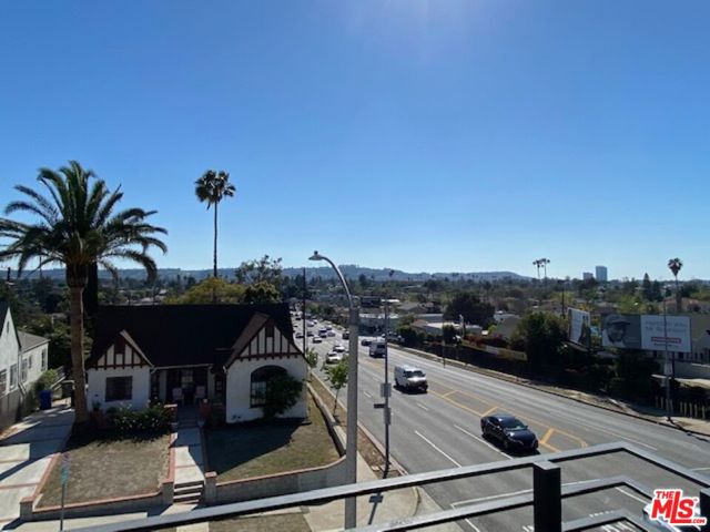 4937 1/2 W 20th Street, Los Angeles CA: https://media.crmls.org/mediaz/0d482309-7c58-4fe4-8ef9-67537f65af31.jpg