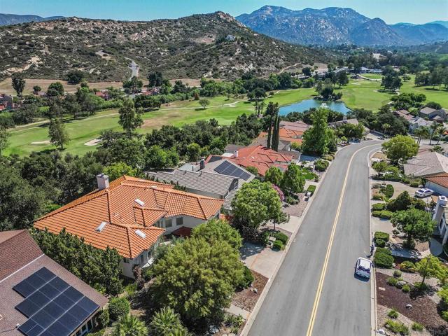 15549 Vista Vicente Dr, Ramona CA: https://media.crmls.org/mediaz/0d483458-271f-4c6e-b86f-c74f5c0e9ec6.jpg