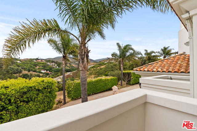 6400 Kanan Dume Road, Malibu CA: https://media.crmls.org/mediaz/0d487552-f530-4835-a7c1-083df8d8fb80.jpg