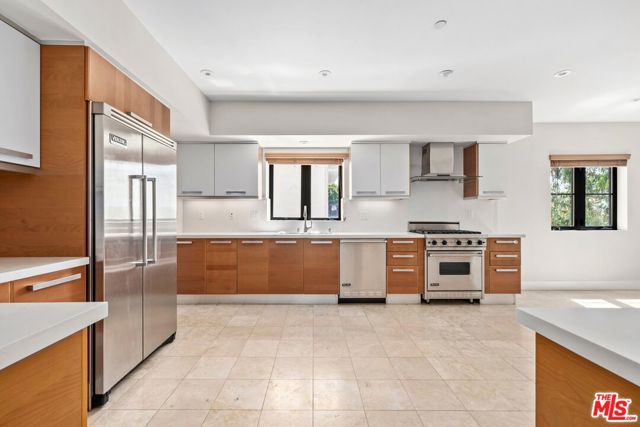 8788 Shoreham Drive, West Hollywood CA: https://media.crmls.org/mediaz/0d495fdb-a745-4683-bccc-677b44a9e927.jpg
