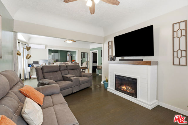 547 N St Louis Street, Los Angeles CA: https://media.crmls.org/mediaz/0d497f62-a600-4b82-95d8-fbd2416ed0d2.jpg