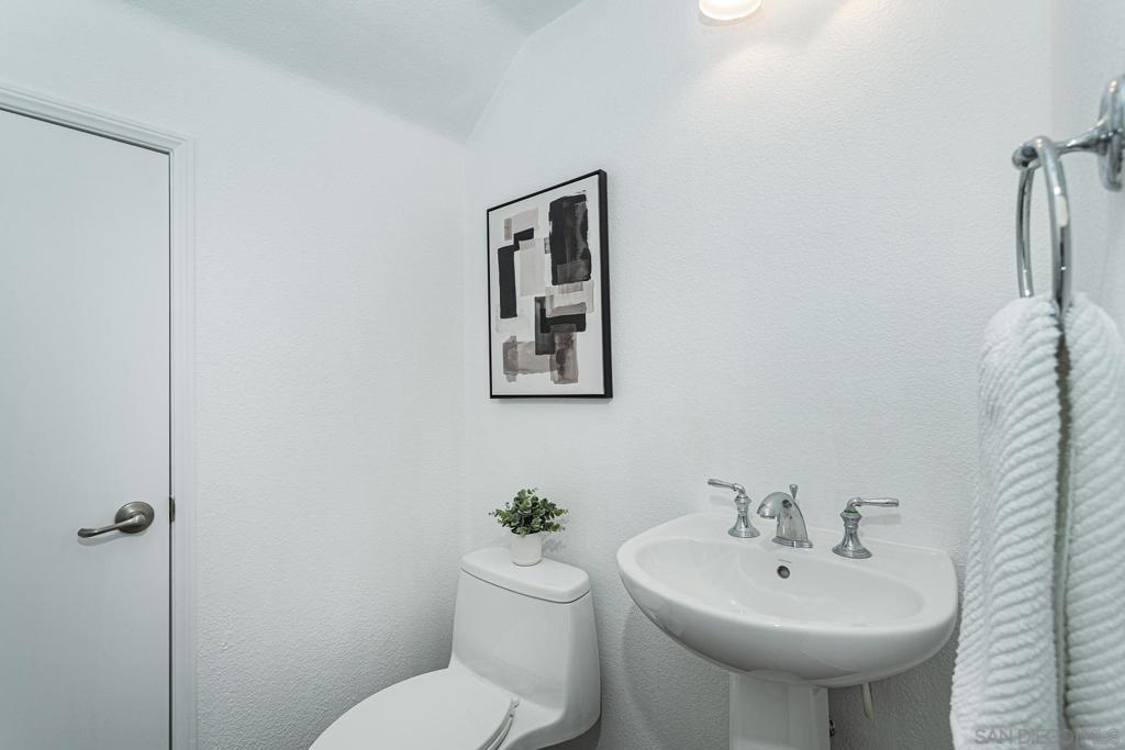 https://media.crmls.org/mediaz/0d4a091c-8fab-4252-904b-940290b332f5.jpg?preset=X-Large