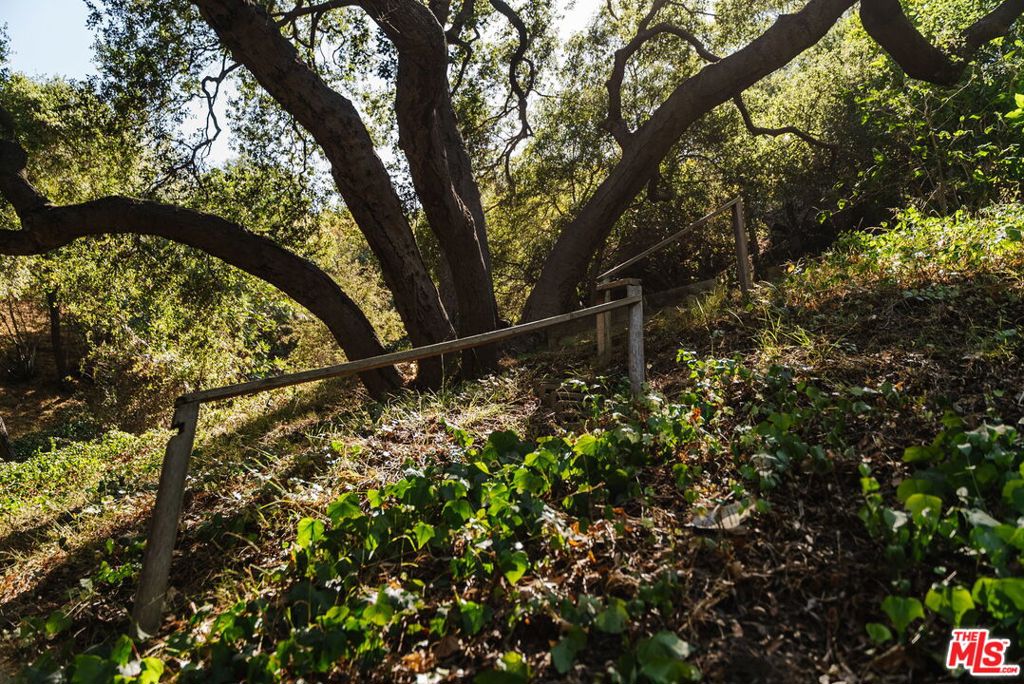 https://media.crmls.org/mediaz/0d4b166e-cc47-4f6c-90ef-d3d8c1d4140b.jpg?preset=X-Large