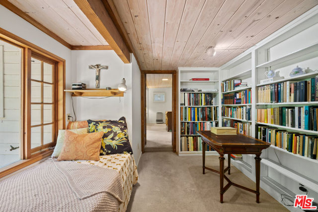 21550 Summit Trail, Topanga CA: https://media.crmls.org/mediaz/0d4b2585-fc00-470d-9787-dfc06d713969.jpg