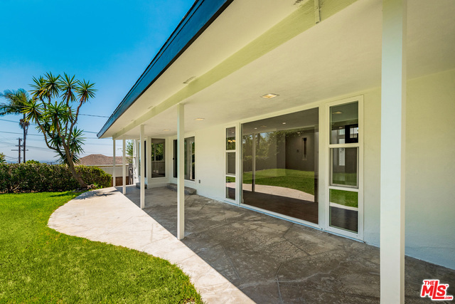 5412 S HOLT Avenue, Los Angeles CA: https://media.crmls.org/mediaz/0d4bed40-b69d-47bf-bfd3-ee46f0848dfe.jpg