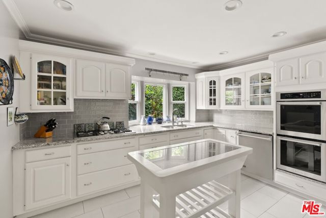 11051 Strathmore Drive, Los Angeles CA: https://media.crmls.org/mediaz/0d4c40d3-301f-4305-bba5-c52bcbb21c1c.jpg