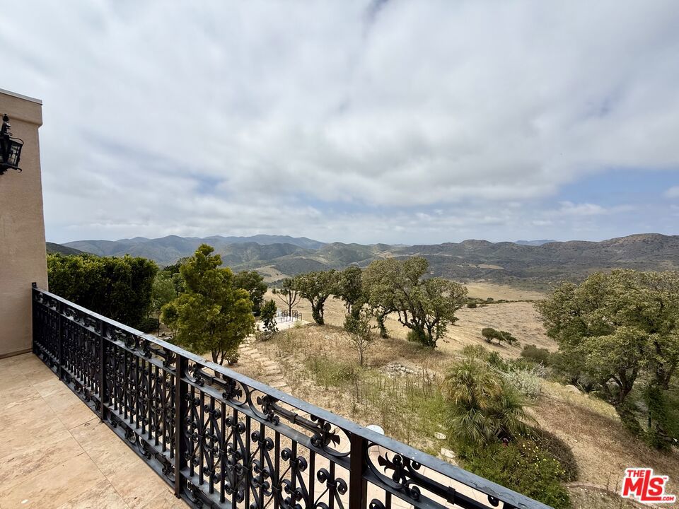 https://media.crmls.org/mediaz/0d4c7487-8dbc-4c30-b56c-94b91d82ead4.jpg?preset=X-Large