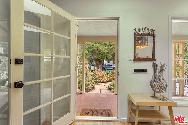 3761 Ashwood Avenue, Los Angeles CA: https://media.crmls.org/mediaz/0d4cd7ef-f858-42a0-aaa7-48a5e2507fd5.jpg