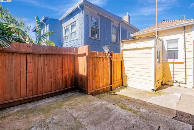1540 16th Ave, Oakland CA: https://media.crmls.org/mediaz/0d503b08-b15a-448a-a05c-524c4e7b3962.jpg