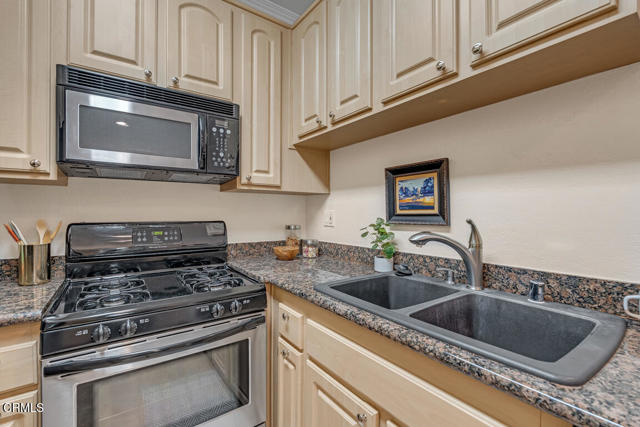 300 N El Molino Avenue, Pasadena CA: https://media.crmls.org/mediaz/0d5041da-5f15-457d-9d10-d44b71a3cd6e.jpg