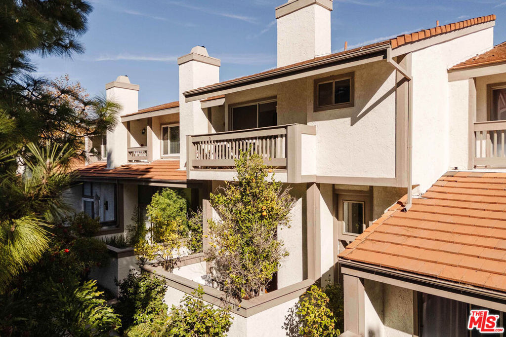 17158 Palisades Circle