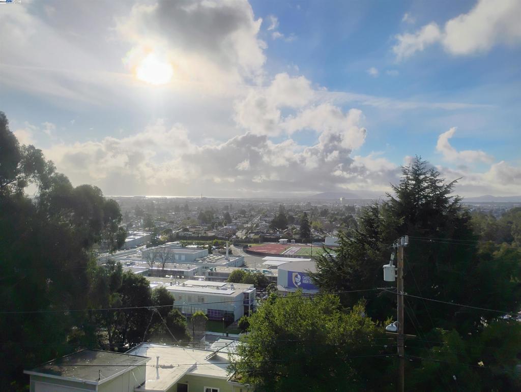 https://media.crmls.org/mediaz/0d50fcaa-ca38-4afa-9ce2-7b68387386c3.jpg?preset=X-Large