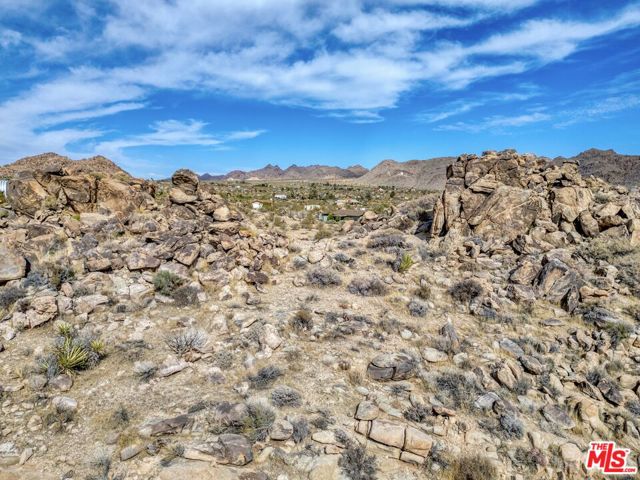 63131 Rocking Chair Road, Joshua Tree CA: https://media.crmls.org/mediaz/0d511ead-eefd-44cd-b8e4-1229928bf002.jpg