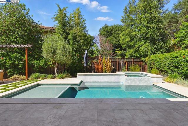 16741 Loma St, Los Gatos CA: https://media.crmls.org/mediaz/0d514b84-a5c6-436e-91e3-172ba41dd2aa.jpg