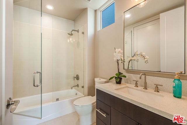 13042 W North Icon Circle, Playa Vista CA: https://media.crmls.org/mediaz/0d5180b5-8710-4cbc-a2f4-8034fab1036a.jpg