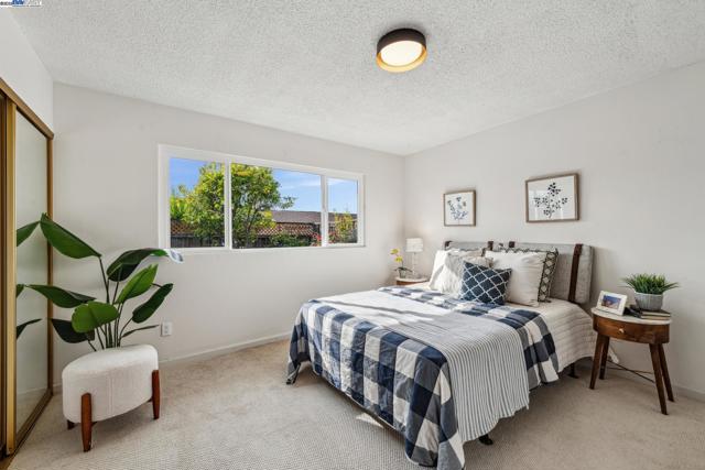 413 Grand St, Alameda CA: https://media.crmls.org/mediaz/0d54a0ad-857b-474b-8110-da2f2b817d7a.jpg