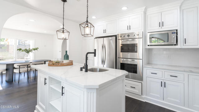 5726 Donna Avenue, Tarzana CA: https://media.crmls.org/mediaz/0d54ff85-1035-43e2-9f8b-dfa479546527.jpg