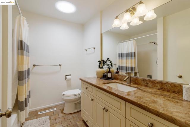 2041 Hidden Valley Dr, Santa Rosa CA: https://media.crmls.org/mediaz/0d5500cb-8a08-4f67-b93a-3428673f3ca1.jpg