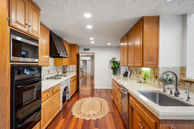 5324 Felice Place, Woodland Hills CA: https://media.crmls.org/mediaz/0d558623-bf78-4a21-91a4-d8223568f4ee.jpg