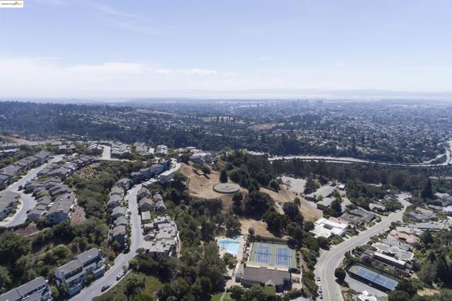 1881 Grand View Drive, Oakland CA: https://media.crmls.org/mediaz/0d55a179-50aa-40d6-a6be-b832ed97fe11.jpg