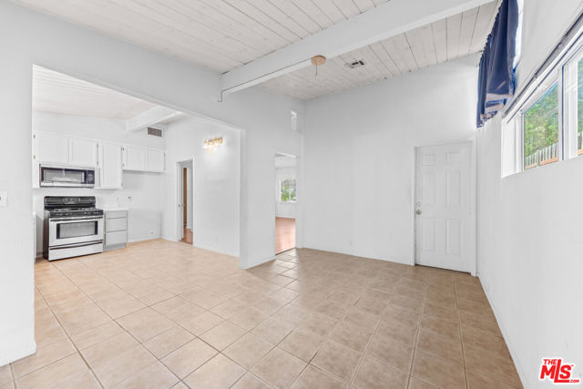 22027 Viscanio Road, Woodland Hills CA: https://media.crmls.org/mediaz/0d55de4c-7ce8-40bc-8b26-35e2fe5776c0.jpg