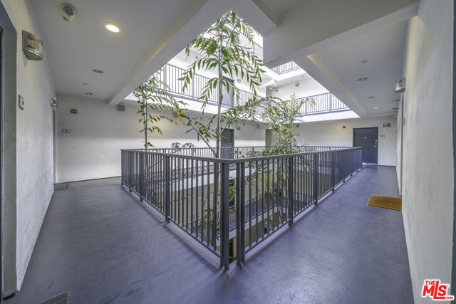 733 S Manhattan Place, Los Angeles CA: https://media.crmls.org/mediaz/0d562205-74ee-4fde-9976-ded296f183e4.jpg