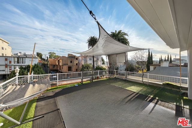 10767 Massachusetts Avenue, Los Angeles CA: https://media.crmls.org/mediaz/0d5694e4-2258-4b46-986c-717f3e8c65bd.jpg