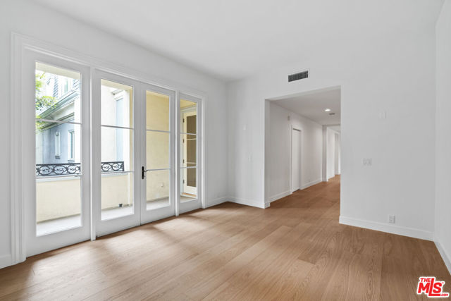 10118 Empyrean Way, Los Angeles CA: https://media.crmls.org/mediaz/0d56a6dd-2bda-49a5-8bd3-6630604499fc.jpg