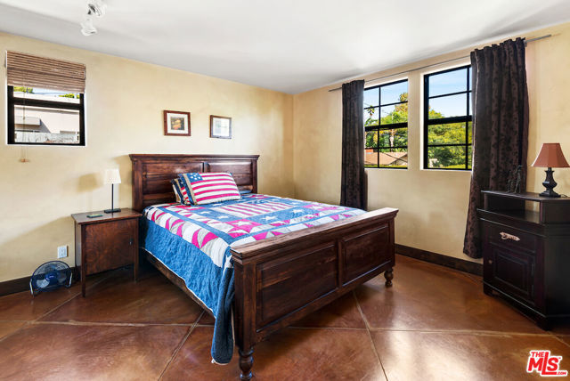 667 Santa Clara Avenue, Venice CA: https://media.crmls.org/mediaz/0d573c47-2dbd-43f4-a36b-b06d3b235bd5.jpg