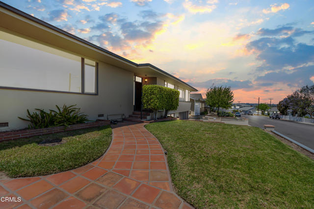 47 Grandview Circle, Camarillo CA: https://media.crmls.org/mediaz/0d5763a6-b4ff-40dc-a3a1-7c1f6cdbaedb.jpg