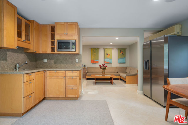 13477 Contour Drive, Sherman Oaks CA: https://media.crmls.org/mediaz/0d58e217-8735-428d-9131-419ab00375e9.jpg
