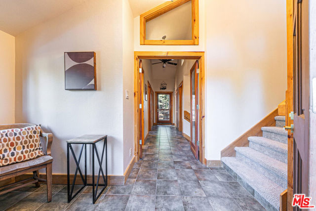 11504 Skislope Way, Truckee CA: https://media.crmls.org/mediaz/0d592259-cfce-4c64-b910-f429e2fb3e6d.jpg