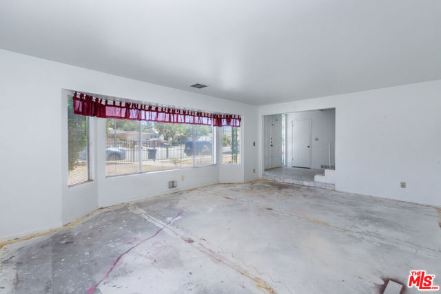 8817 HASKELL Avenue photo 8