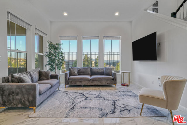 20818 W Bur Oak Circle, Porter Ranch CA: https://media.crmls.org/mediaz/0d59720b-802e-4869-b117-c558763e6d1a.jpg