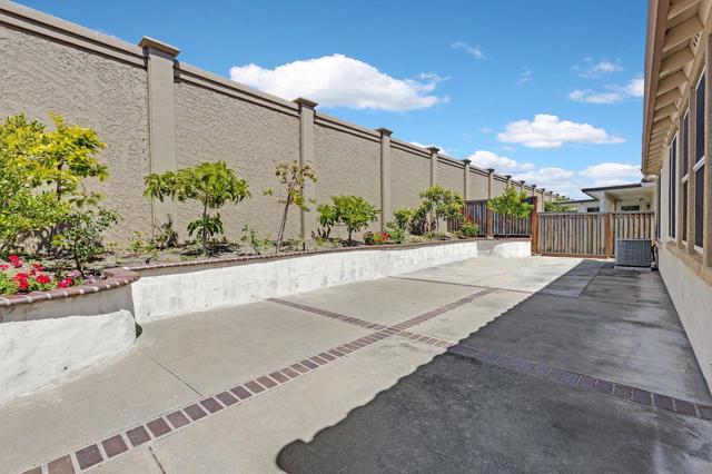 29165 Eden Shores Drive, Hayward CA: https://media.crmls.org/mediaz/0d59a397-d4f1-4d7a-834a-134e81c560de.jpg