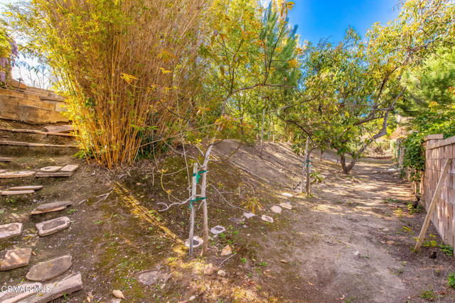 1008 N Country Club Drive, Simi Valley CA: https://media.crmls.org/mediaz/0d59a7e1-ef3e-46df-94b1-0feb5a6ba695.jpg