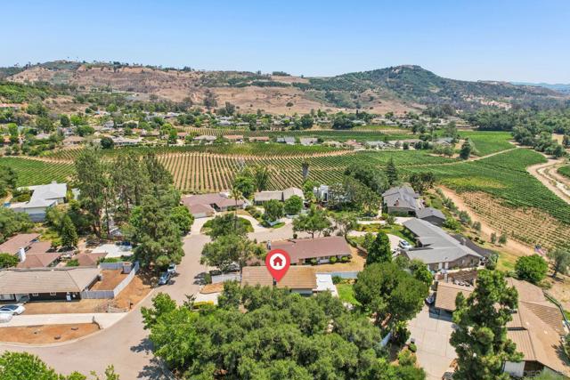 2807 Carlton Way, Fallbrook CA: https://media.crmls.org/mediaz/0d5a8692-8855-43a0-82ff-04d19addd5f1.jpg
