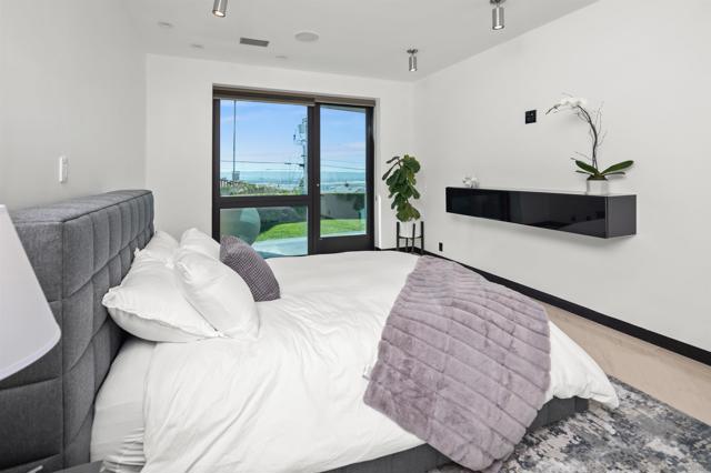 3515 Union St, San Diego CA: https://media.crmls.org/mediaz/0d5b3978-7f82-42a5-8b80-d797c69abdb5.jpg
