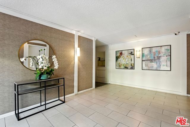 429 N Oakhurst Drive, Beverly Hills CA: https://media.crmls.org/mediaz/0d5d9fd9-e3a8-4b13-abcc-19d9b4a512f9.jpg