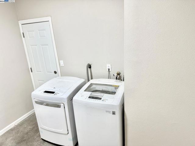 20595 Center St, Castro Valley CA: https://media.crmls.org/mediaz/0d5dd58c-4bd7-4250-857c-65a3de3dd204.jpg