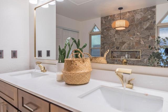 25949 Deer Run Lane, Salinas CA: https://media.crmls.org/mediaz/0d5df344-a896-4fb7-abdd-18a7d242764d.jpg