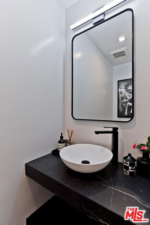 1521 S HAYWORTH Avenue, Los Angeles CA: https://media.crmls.org/mediaz/0d5ea6ef-7533-4bd4-ae0b-9f2747f5404e.jpg