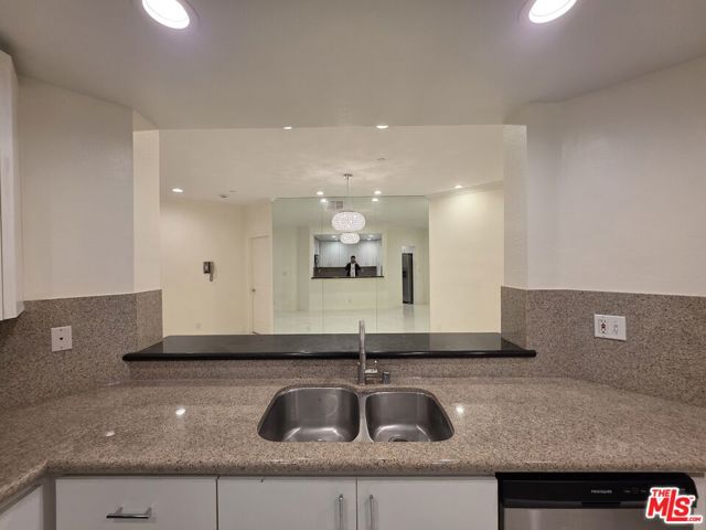 12000 Goshen Avenue, Los Angeles CA: https://media.crmls.org/mediaz/0d602162-5312-4329-a124-44e98ee153ee.jpg