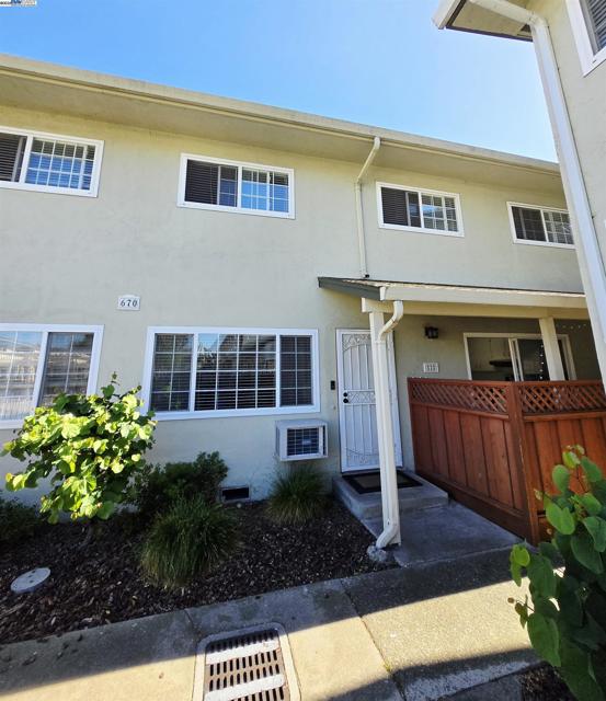 670 Fargo Ave, San Leandro CA: https://media.crmls.org/mediaz/0d607ca4-6fe2-473d-9cd4-3b50eda285b8.jpg