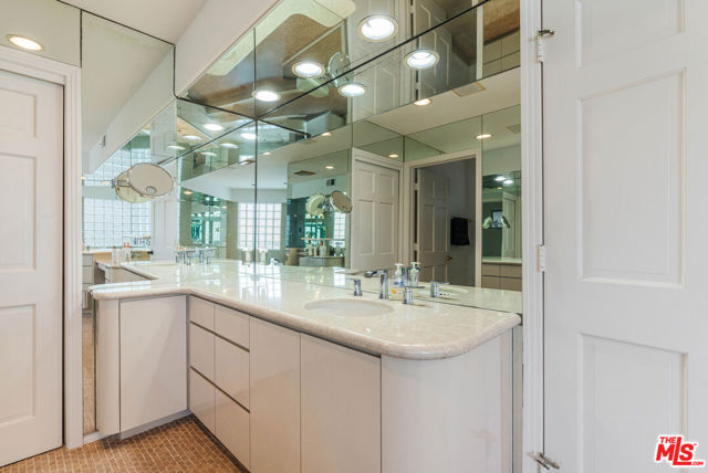 4611 Roma Court, Marina del Rey CA: https://media.crmls.org/mediaz/0d60d1ab-a06c-485b-8bee-353c9cad487c.jpg