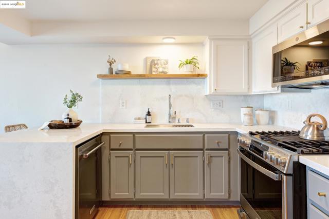 4353 Terrabella Way, Oakland CA: https://media.crmls.org/mediaz/0d60dd1f-f0f1-4b3e-9f4f-e9d78b6ee671.jpg