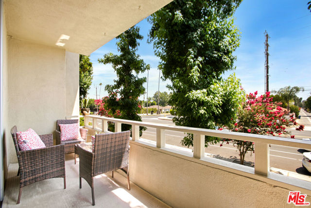 5215 Balboa Boulevard, Encino CA: https://media.crmls.org/mediaz/0d615bcf-f75f-4722-b299-09e21e6067b7.jpg