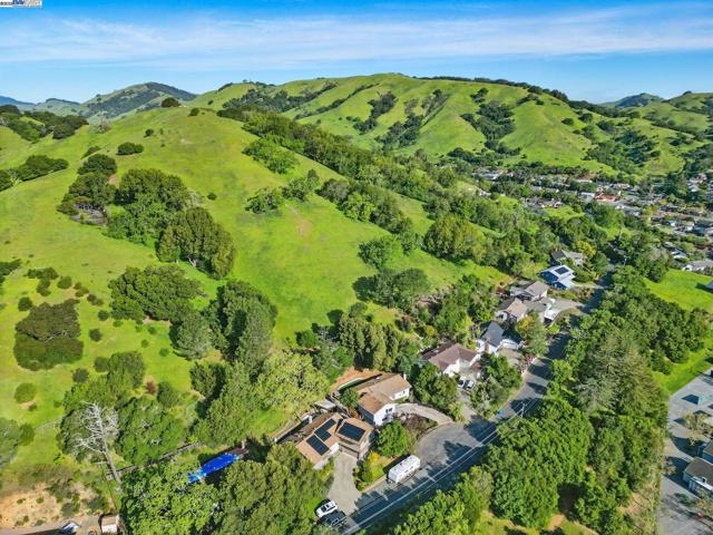 35 San Joaquin Pl, Novato CA: https://media.crmls.org/mediaz/0d61a9c0-4353-4f87-a03f-78de965370e8.jpg