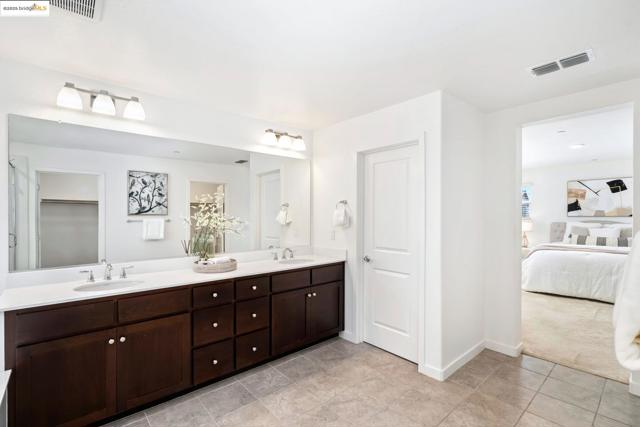 112 Willowrun Way, Oakley CA: https://media.crmls.org/mediaz/0d6267d8-011c-40d1-94ca-cf53370cc3c5.jpg